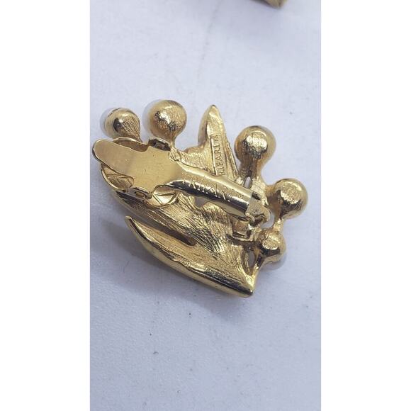 Vintage Trifari Clip On Earrings Gold Tone Faux Pearl Leaf Cluster Signed - Picture 5 of 11